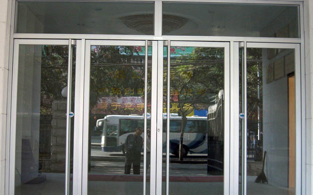 地弹门展示三